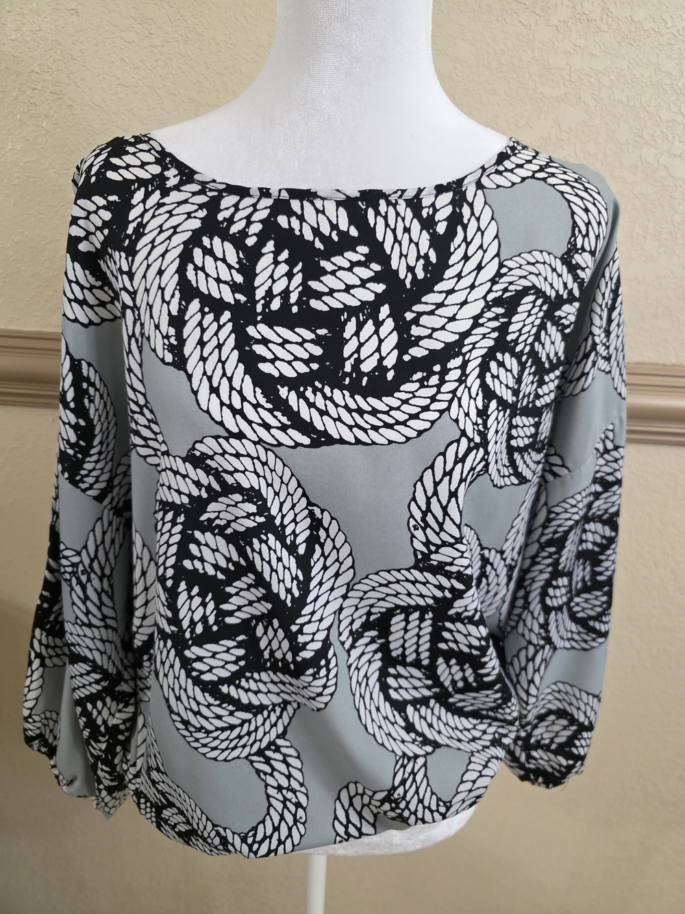 New York & Company Gray Boat-Neck Rope Print Blouse